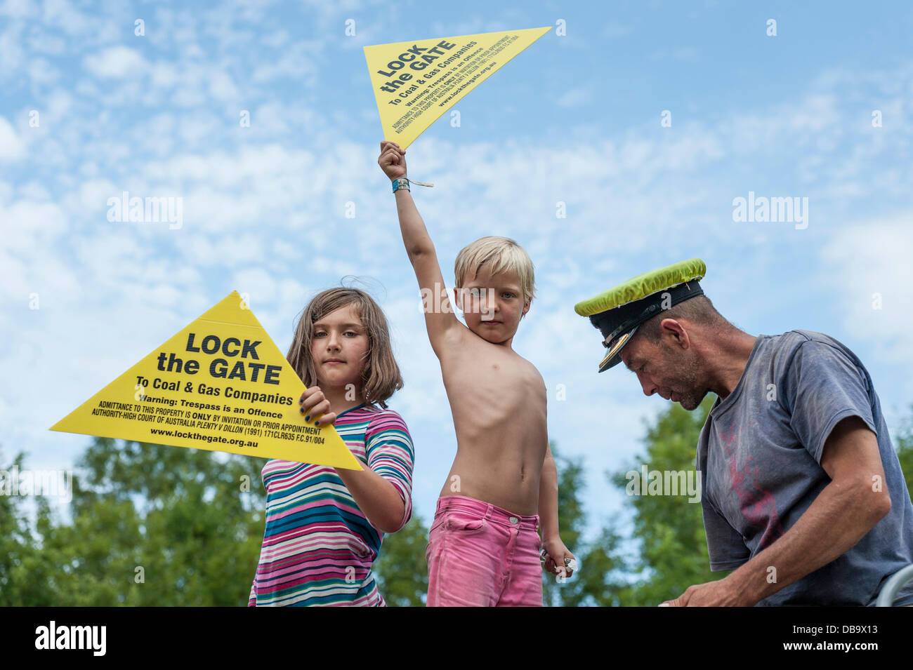 Balcombe, West Sussex, Regno Unito. 26 Luglio, 2013. Appross. 10 manifestanti sono stati arrestati a Balcombe fracking sito in West Sussex come hanno cercato di fermare i camion fornendo apparecchiature di perforazione sotto licenza da Cuadrilla. © Lee Thomas/Alamy Live News Foto Stock