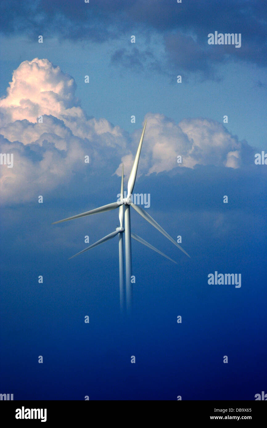 Due turbine eoliche con pale sincronizzato a Graveley Cambridgeshire Foto Stock