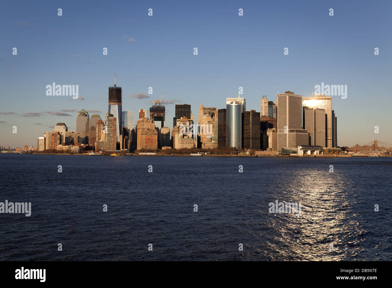 Vista del centro cittadino di Manhattan al crepuscolo da Staten Island Ferry, New York City, America Foto Stock