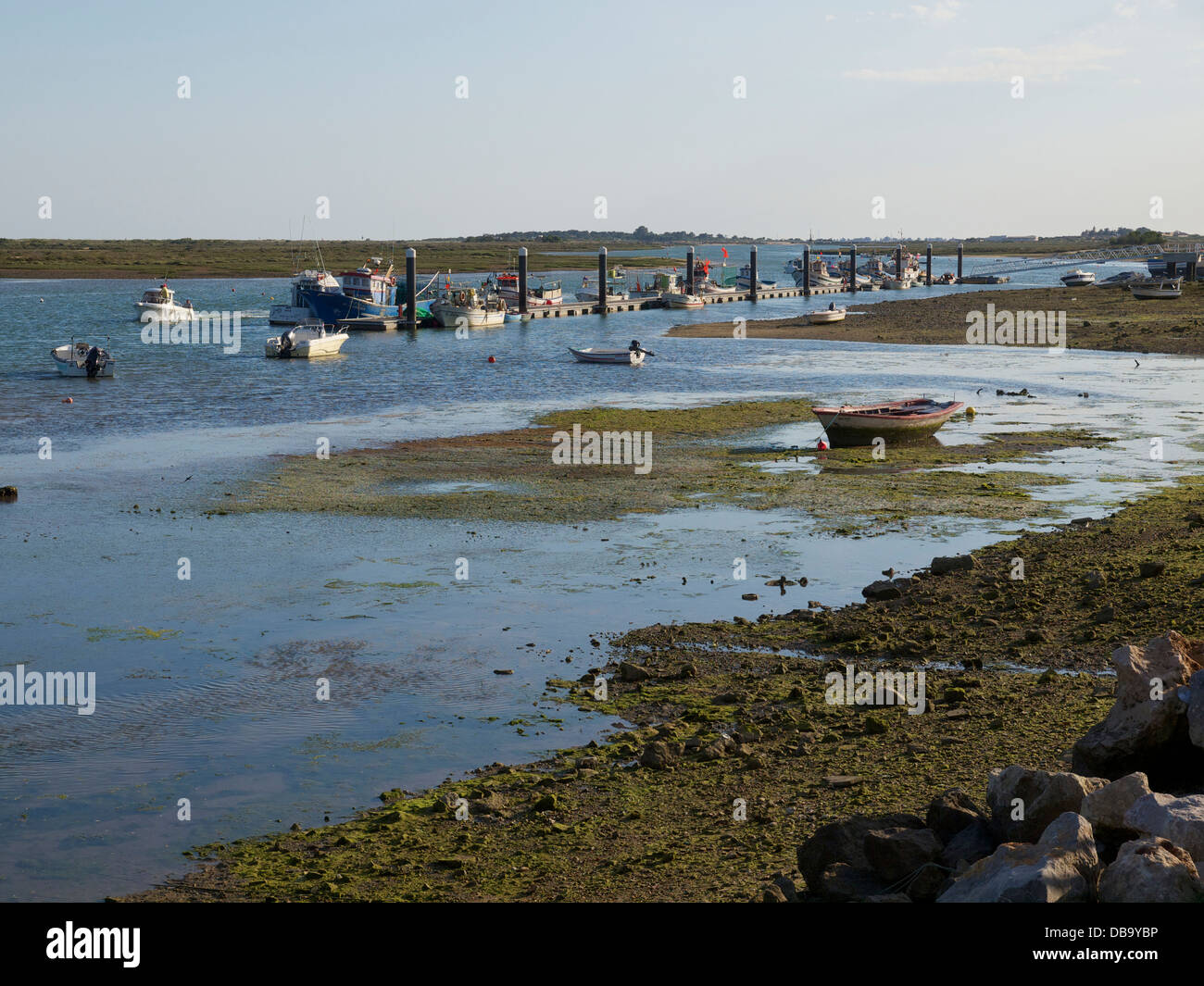 Barche da pesca ancorate nel Ria Formosa parco naturale a Cabanas de Tavira, Algarve, PORTOGALLO Foto Stock