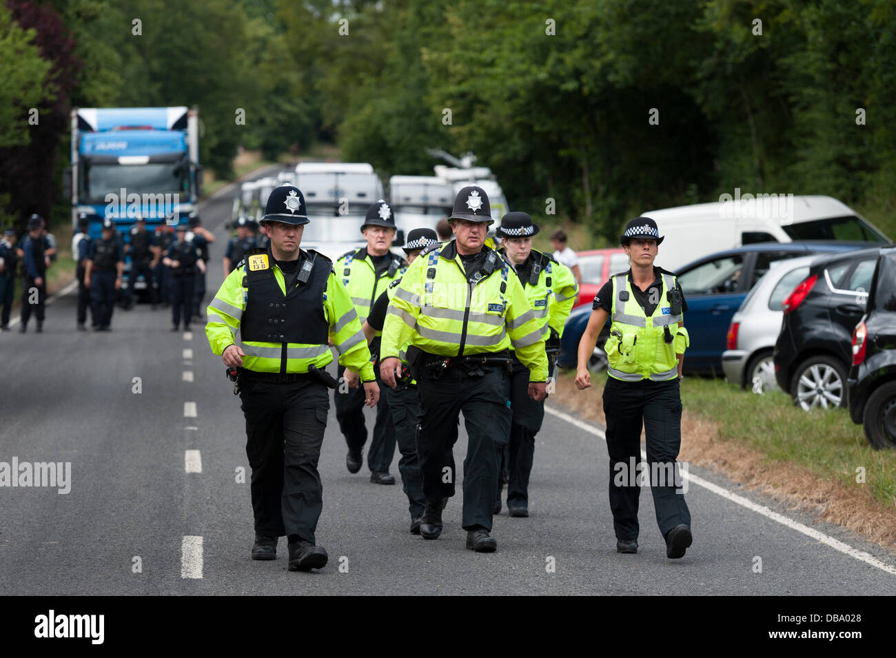 Balcombe, West Sussex, Regno Unito. Il 26 luglio 2013. Appross. 12 manifestanti sono stati arrestati a Balcombe fracking sito in West Sussex come hanno cercato di fermare i camion fornendo apparecchiature di perforazione sotto licenza da Cuadrilla. Credito: Lee Thomas/Alamy Live News Foto Stock