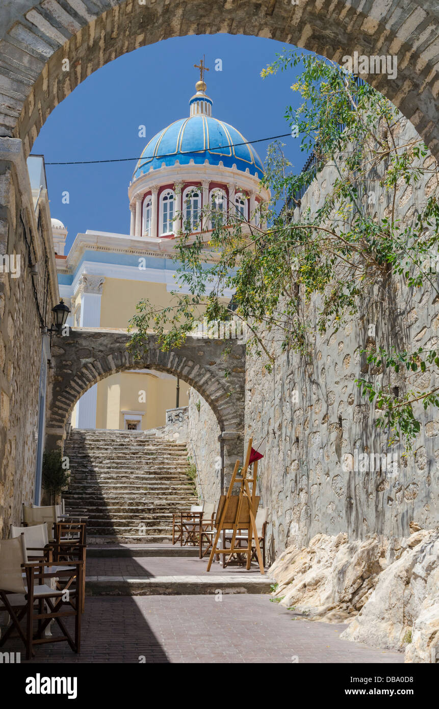 Syros incorniciato viste le cupole blu chiesa di St. Nikolas, Ermoupoli, Syros Island, Cicladi Grecia Foto Stock