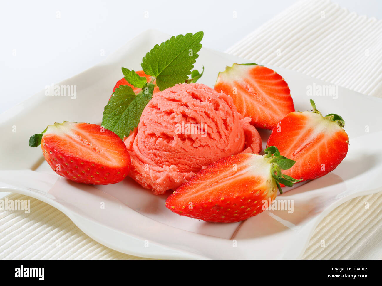 Scoop di gelato alla fragola con frutta fresca Foto Stock