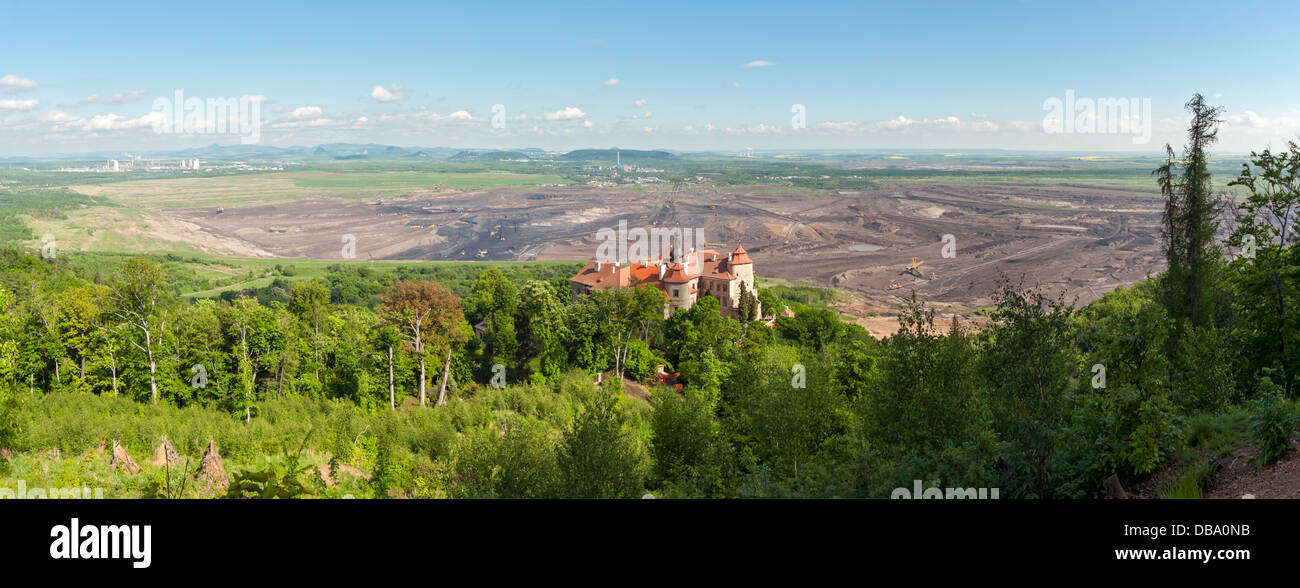 Vista panoramica della Jezeří (Eisenberg) Chateau e lignite miniere di carbone più vicino e Litvinov, Boemia settentrionale, Repubblica Ceca Foto Stock