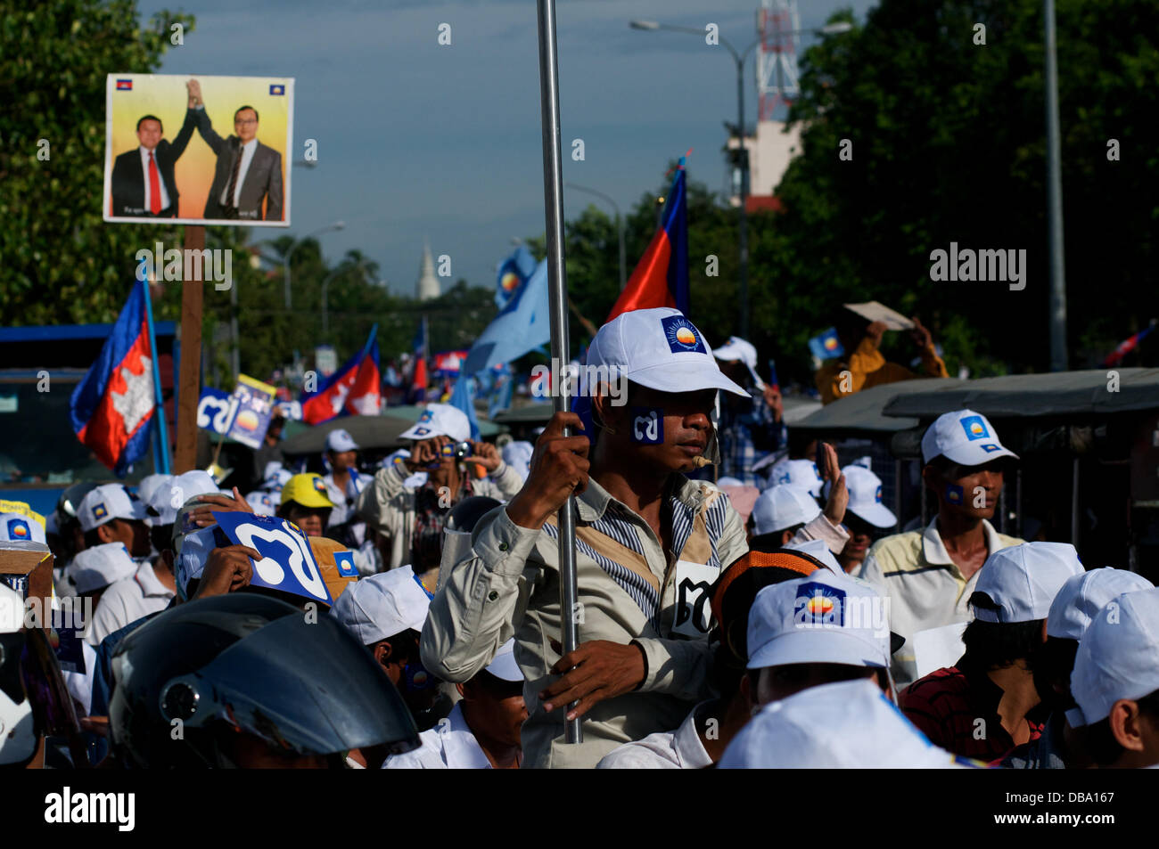 Phnom Penh Cambogia in luglio 26th, 2013. Decine di migliaia di Sam Rainsy sostenitori bloccare le strade di Phnom Penh durante un rally per la sua elezione. Sam Rainsy è stato in auto-esilio in Francia dal 2009. Egli era stato concesso un regale perdono dal Re di Cambogia e restituito alla Cambogia su luglio 19th, 2013. Credito: Kraig Lieb / Alamy Live News Foto Stock