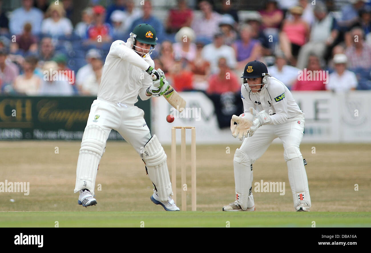 Hove Regno Unito 26 luglio 2013 - battitore australiano Phil Hughes gioca un colpo guardato da Sussex wicketkeeper Callum Jackson a Hove County Ground oggi Foto Stock
