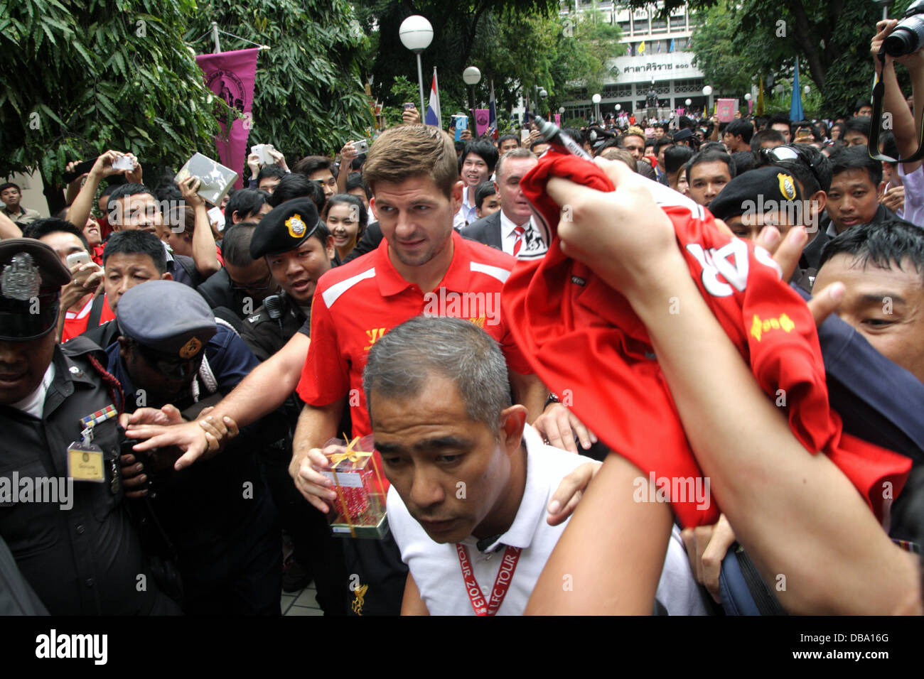 Bangkok, Tailandia. Il 26 luglio 2013. Steven Gerrard arrivati in ospedale Siriraj per rendere omaggio alle Loro Maestà il Re e la Regina della Thailandia. Liverpool FC arriva a Bangkok, come sono programmati per giocare a calcio amichevole contro la Thailandia il 28 Luglio come parte del team pre-stagione tour. Credito: Piti un Sahakorn/Alamy Live News Foto Stock