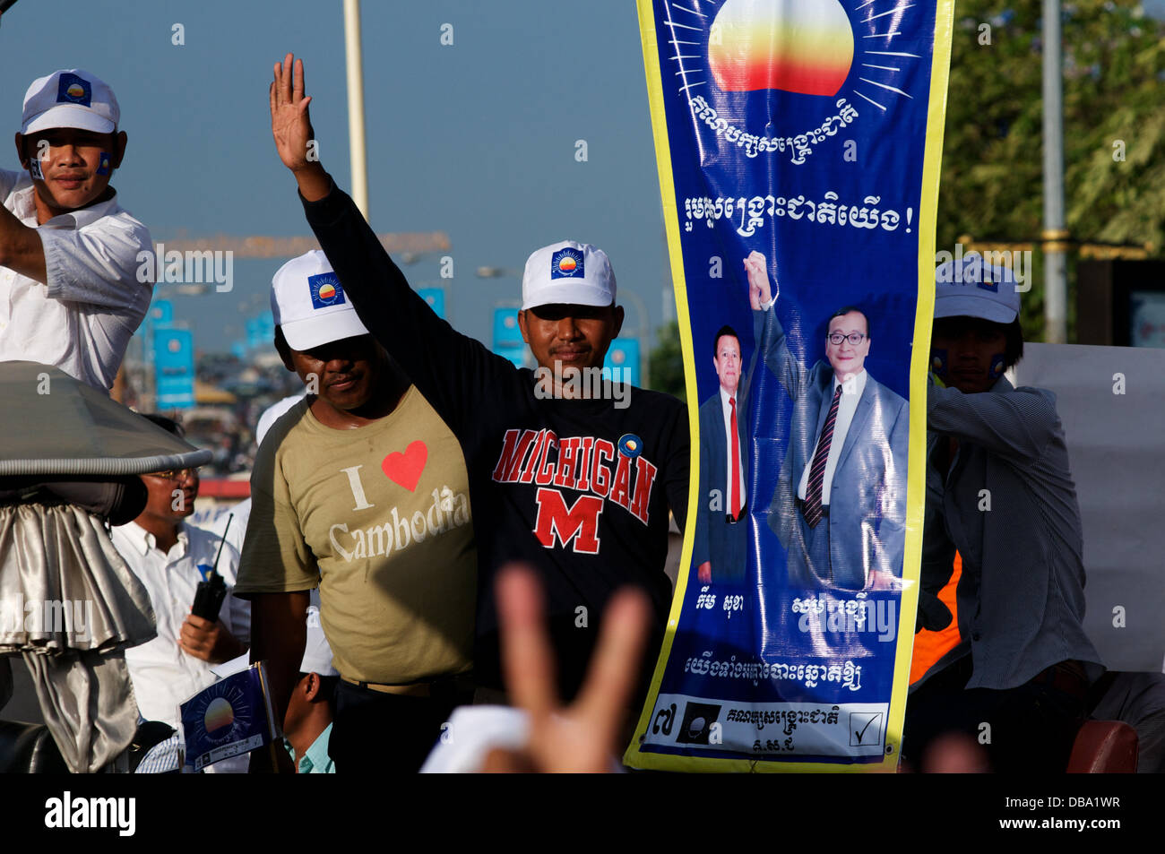 Phnom Penh Cambogia in luglio 26th, 2013. Sam Rainsy sostenitori in pubblico di un rally. Sam Rainsy è stato in auto-esilio in Francia dal 2009. Egli era stato concesso un regale perdono dal Re di Cambogia e restituito alla Cambogia su luglio 19th, 2013. Credito: Kraig Lieb / Alamy Live News Foto Stock