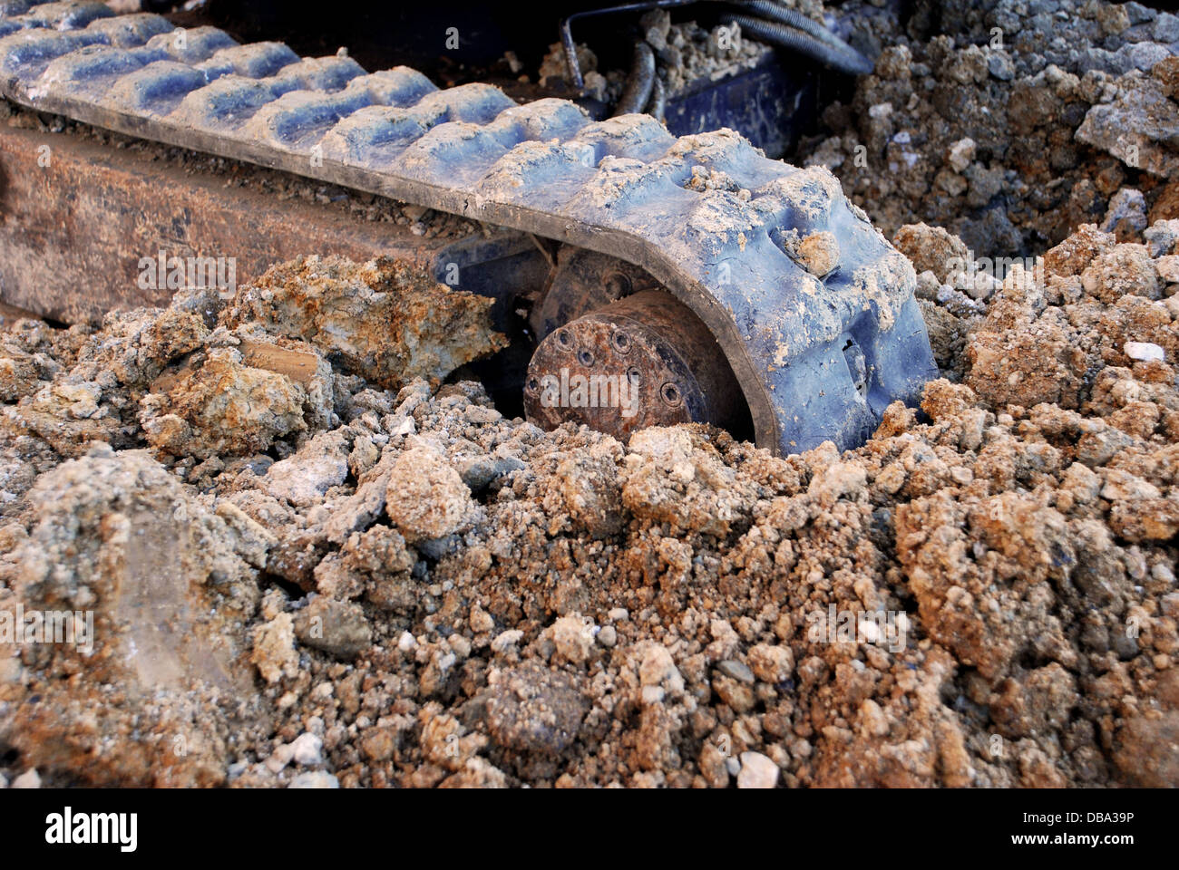 Primo piano della Digger's brani in esecuzione attraverso la terra e pietre Foto Stock