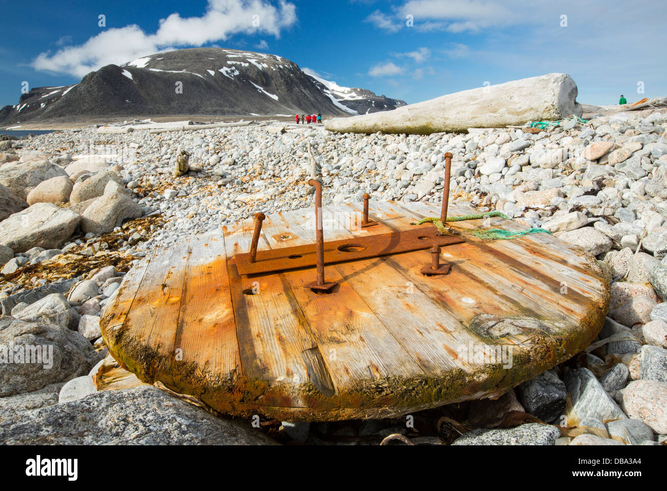 Un tamburo per cavi si è incagliata su una spiaggia remota nel nord Svalbard, solo circa 600 miglia dal Polo Nord. Foto Stock Un tamburo per cavi si è incagliata su una spiaggia remota nel nord Svalbard, solo circa 600 miglia dal Polo Nord. Foto Stock