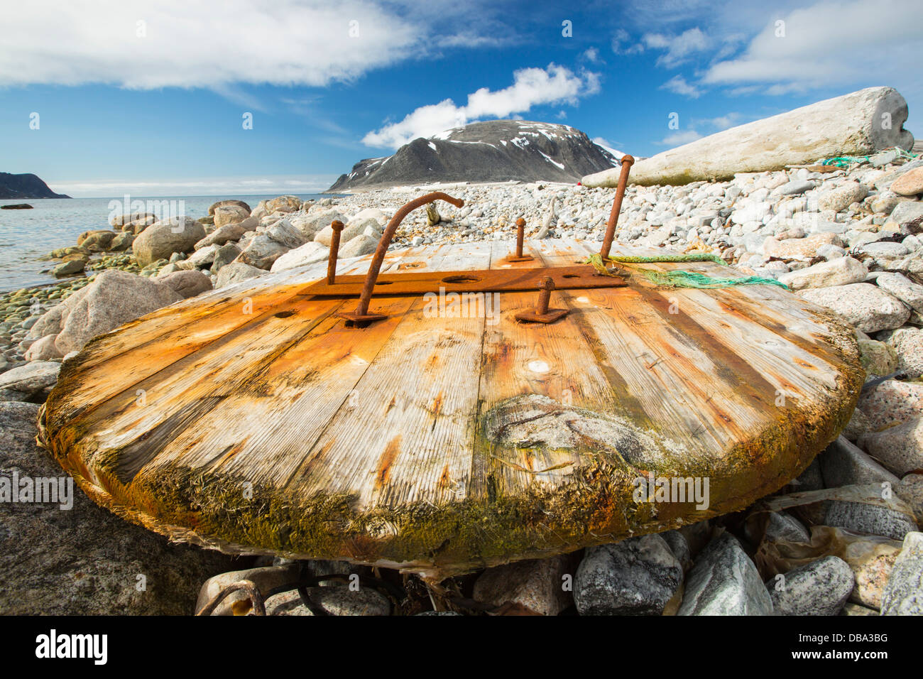 Un tamburo per cavi si è incagliata su una spiaggia remota nel nord Svalbard, solo circa 600 miglia dal Polo Nord. Foto Stock Un tamburo per cavi si è incagliata su una spiaggia remota nel nord Svalbard, solo circa 600 miglia dal Polo Nord. Foto Stock