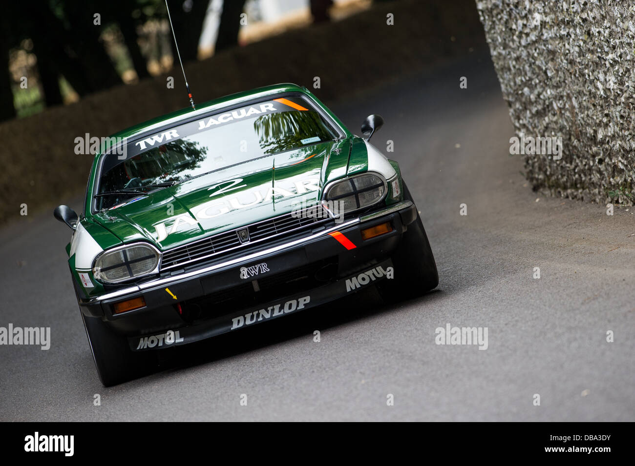 Chichester, Regno Unito - Luglio 2013: Jaguar XJS TWR passa il muro di pietra focaia in azione al Festival di Goodwood di velocità sulla luglio 12, 2013. Foto Stock