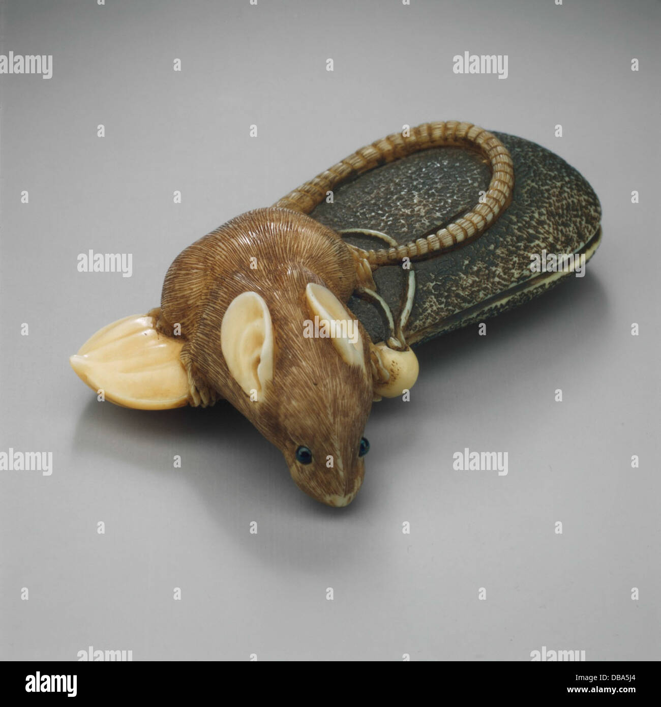 Questa borsa per tabacco presenta un motivo di ratto, sapientemente fuso in bronzo. Il pochette è un esempio di ornamenti storici, che mostrano elementi artistici e funzionali utilizzati nei gioielli antichi. Foto Stock