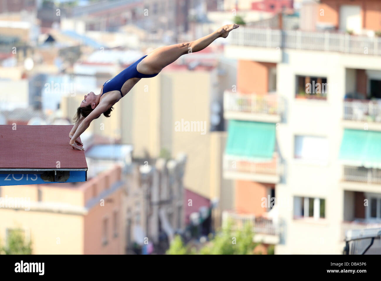 Barcellona, Spagna. 26 Luglio, 2013. Alta dive fortunata concorrente Anna Bader della Germania in azione durante l'immersione ad alta concorrenza del XV Campionati del Mondo di nuoto FINA a Montjuic piscina municipale di Barcellona, Spagna, 26 luglio 2013. Foto: Friso Gentsch/dpa/Alamy Live News Foto Stock