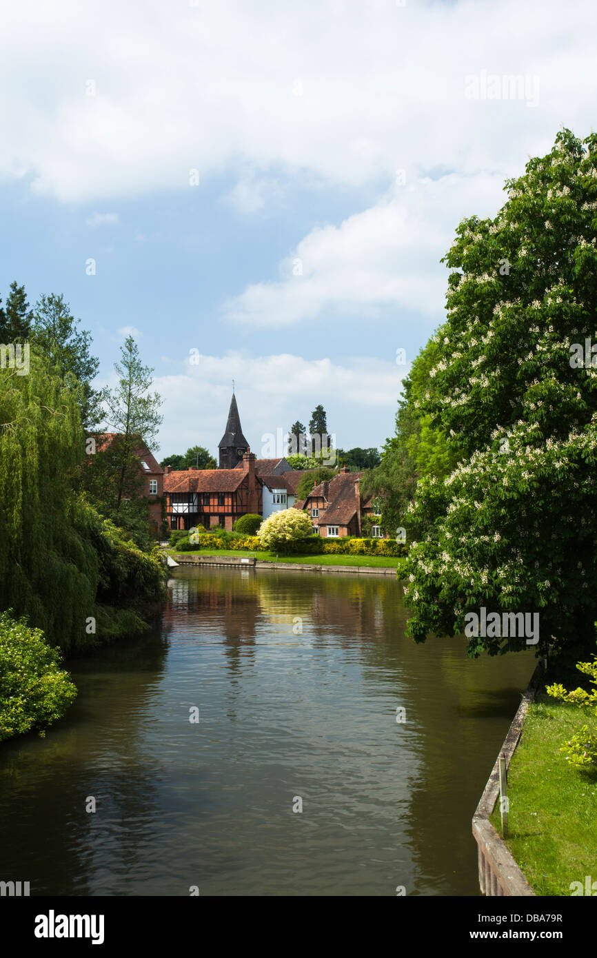 Chiesa di Santa Maria sorge sopra il villaggio di Whitchurch-on-Thames accanto al fiume Tamigi, Oxfordshire, Inghilterra Foto Stock