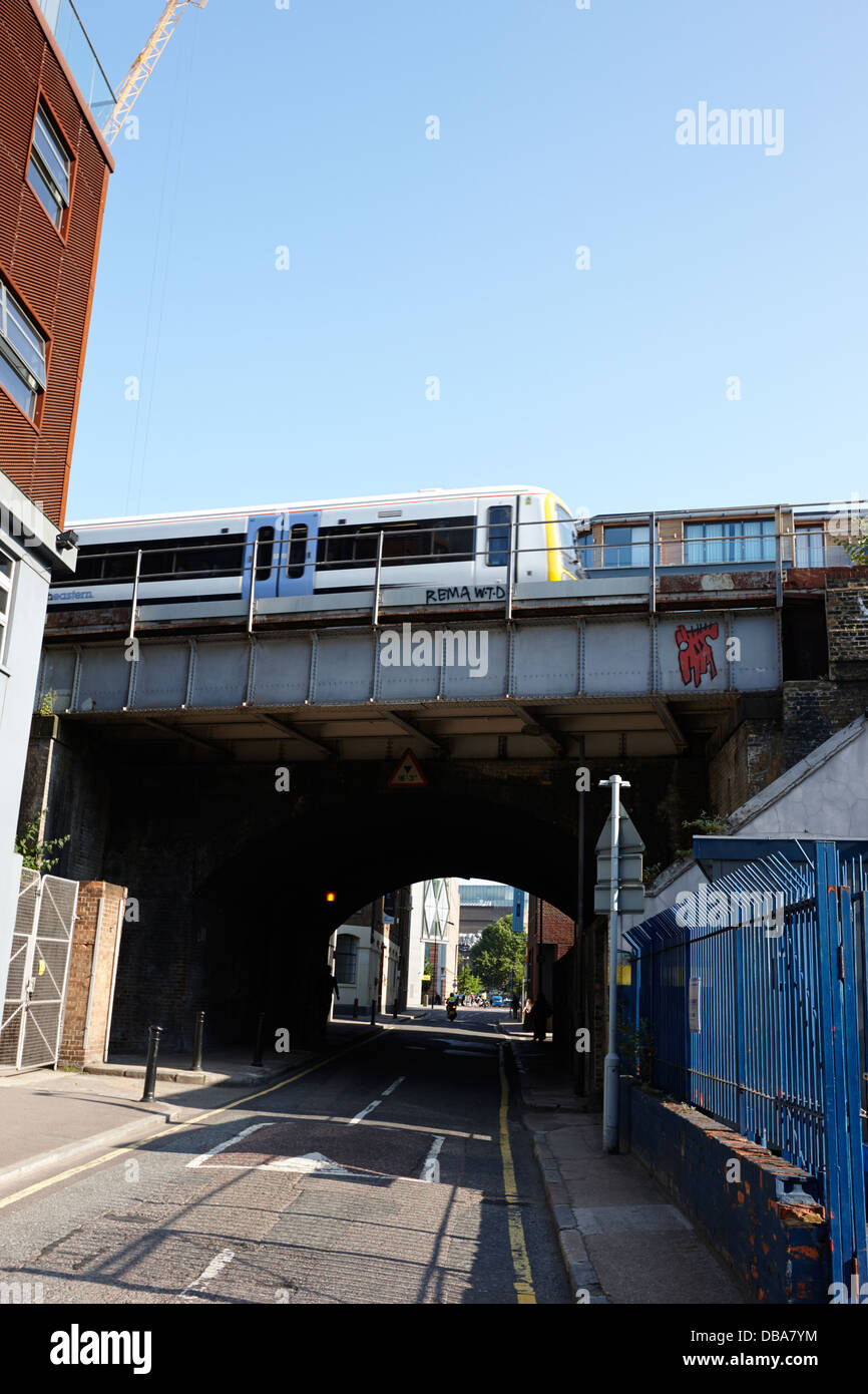 Treno che va oltre il ponte ferroviario di sezione elevata di via southwark Londra Inghilterra REGNO UNITO Foto Stock