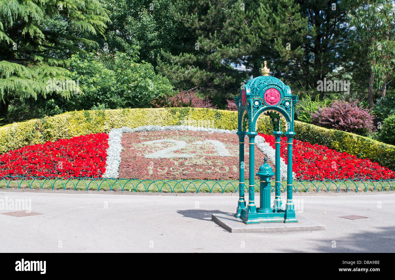 Mowbray Park Sunderland acqua potabile fontana e un letto di fiori, a nord-est dell' Inghilterra. Foto Stock