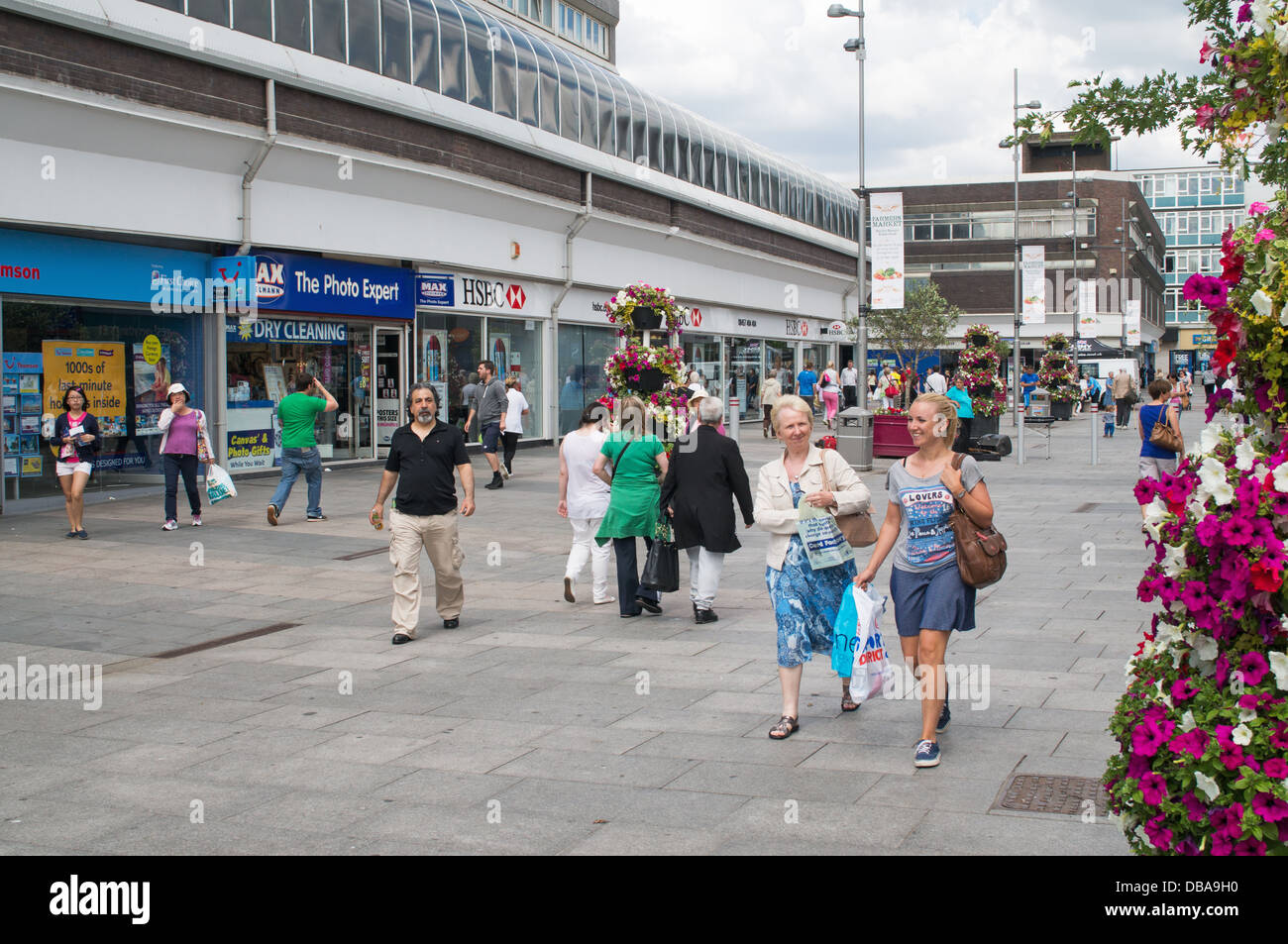 La gente a piedi attraverso la strada pedonale sulla piazza del mercato a Sunderland North East England Regno Unito Foto Stock