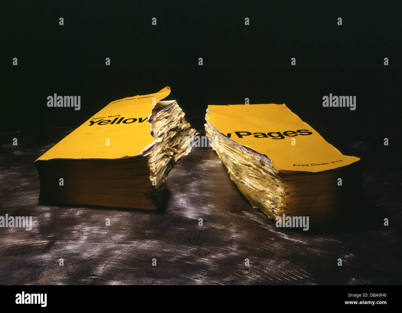 Dimezzate le Pagine Gialle Foto Stock