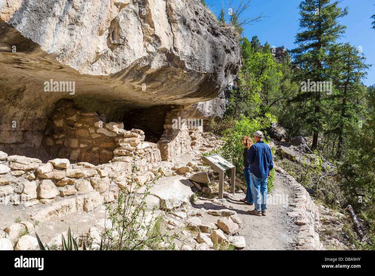 I turisti alla ricerca di alcuni dei Sinagua cliff dwellings a Walnut Canyon National Monument, vicino a Flagstaff, in Arizona, Stati Uniti d'America Foto Stock