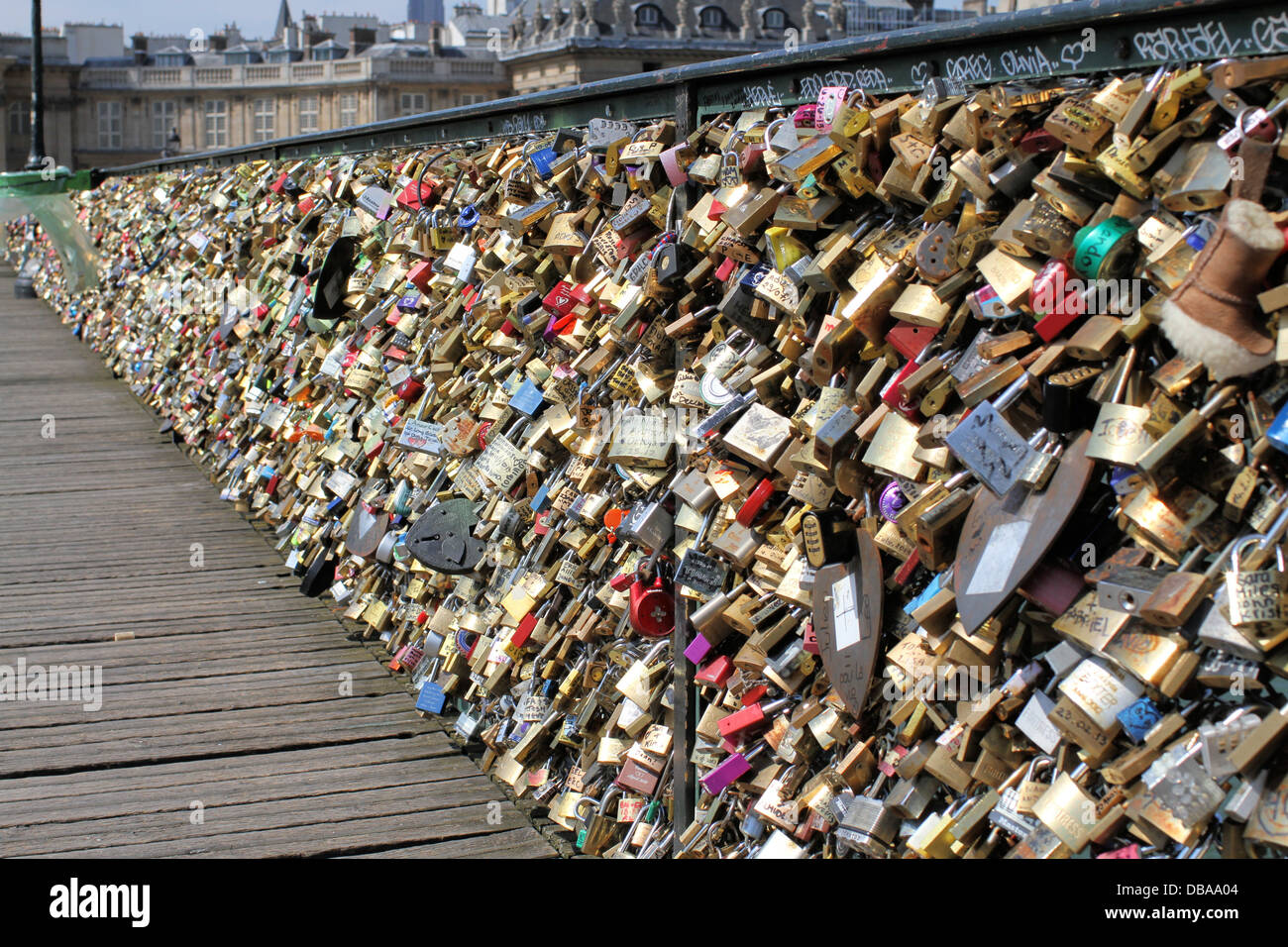 Lucchetti adornano Pont des Arts (o per gli amanti dei ponte) di Parigi,  Francia Foto stock - Alamy