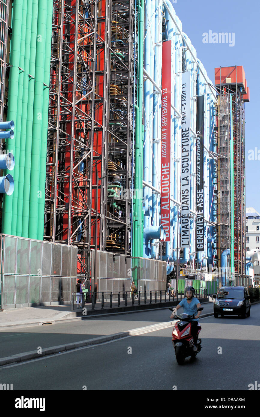 Uno scooter scorre verso il basso Rue du Renard, passato il lato est del centro Pompidou di Parigi Foto Stock