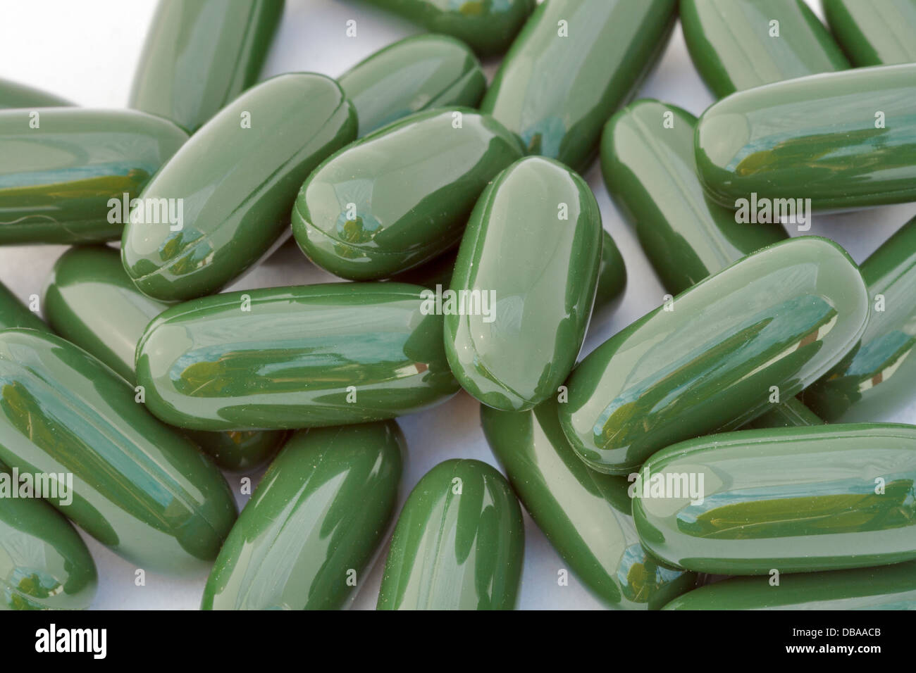 Verde capsule gelatinose contro sfondo bianco Foto Stock