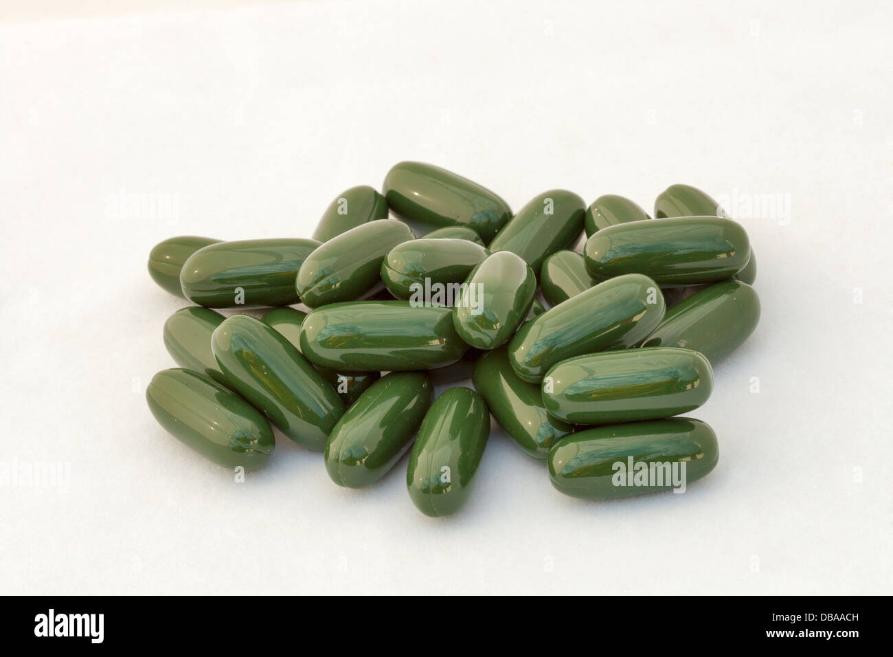 Nodo di verde capsule gelatinose contro white Foto Stock