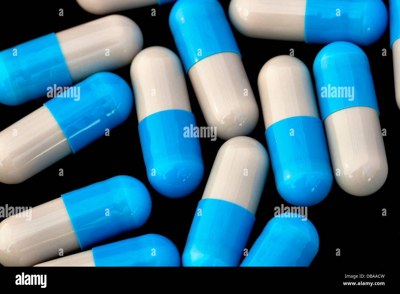 Blu e grigio capsule contro lo sfondo nero Foto Stock