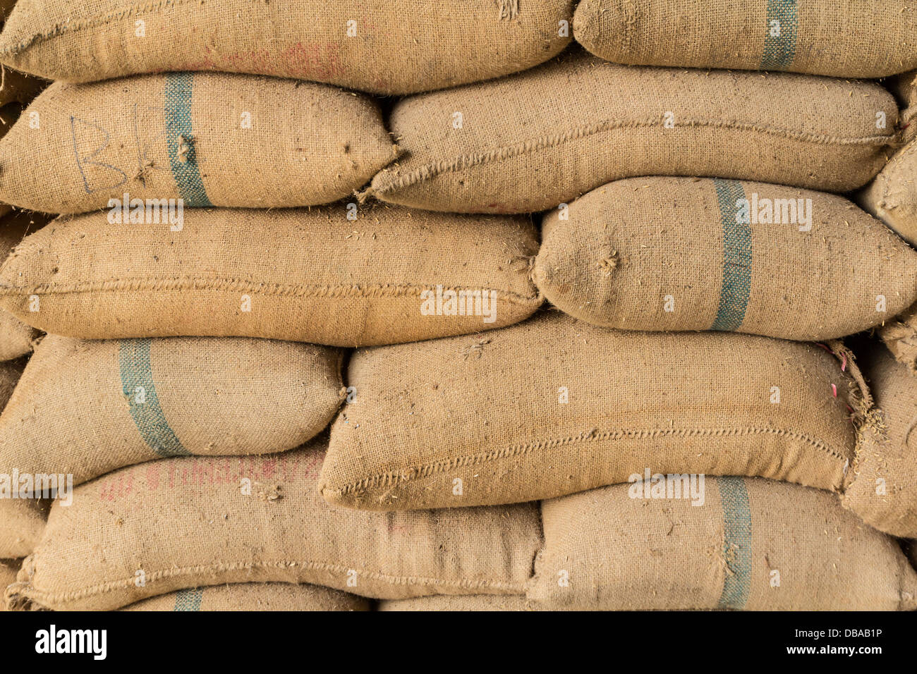 Canapa vecchia i sacchi contenenti il riso messa profondamente impilati Foto Stock