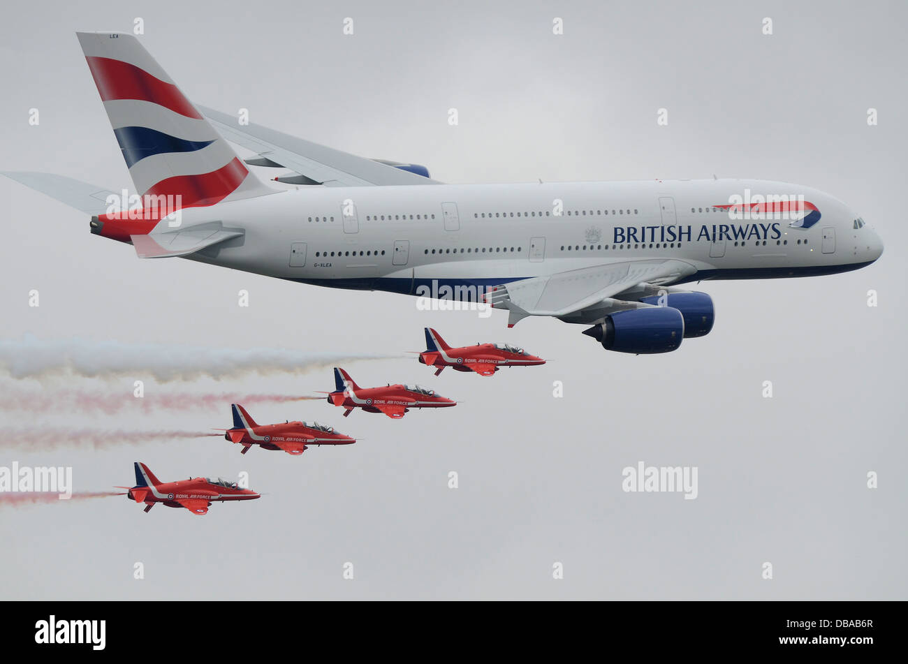 Il famoso Royal Air Force Red Arrows BAe Hawk Jets in formazione con British Airways First Airbus A380 "Super Jumbo" aereo jet di linea. BA A380 Foto Stock