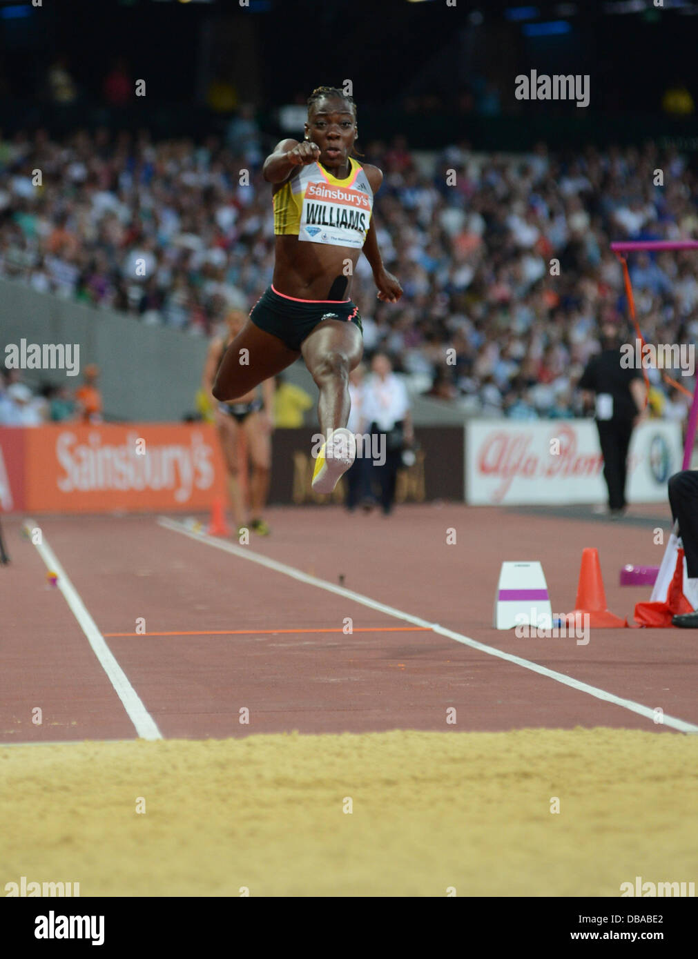 Londra, Regno Unito. 26 Luglio, 2013. Kimberly Williams della Giamaica prende il secondo posto in donne salto triplo al London anniversario giochi Diamond League meeting di atletica, 26 luglio 2013 Credit: Martin Bateman/Alamy Live News Foto Stock