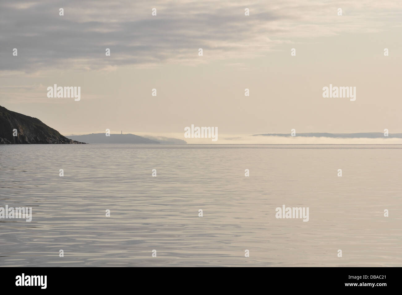 Nebbia di terra il rotolamento lungo il fiume Fowey e sopra il livello del mare. View all'alba da gorran haven. Foto Stock