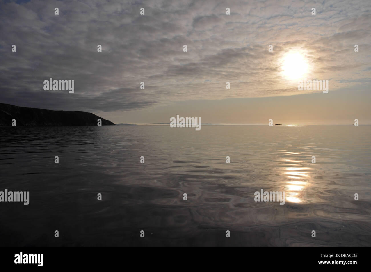 Nebbia di terra il rotolamento lungo il fiume Fowey e sopra il livello del mare. View all'alba da gorran haven. Foto Stock