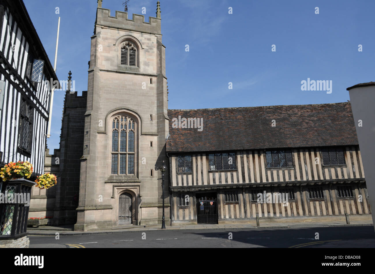 Edifici storici in legno, la sala scolastica di Shakespeare e la cappella della Gilda in Church Street Stratford upon Avon Inghilterra, classificata di grado i nel Regno Unito Foto Stock