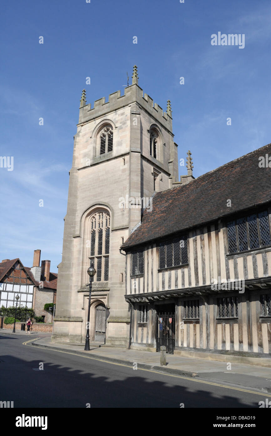 Edifici storici in legno per metà sala della scuola shakespeariana e la cappella della Gilda in Church Street Stratford upon Avon, Inghilterra Foto Stock