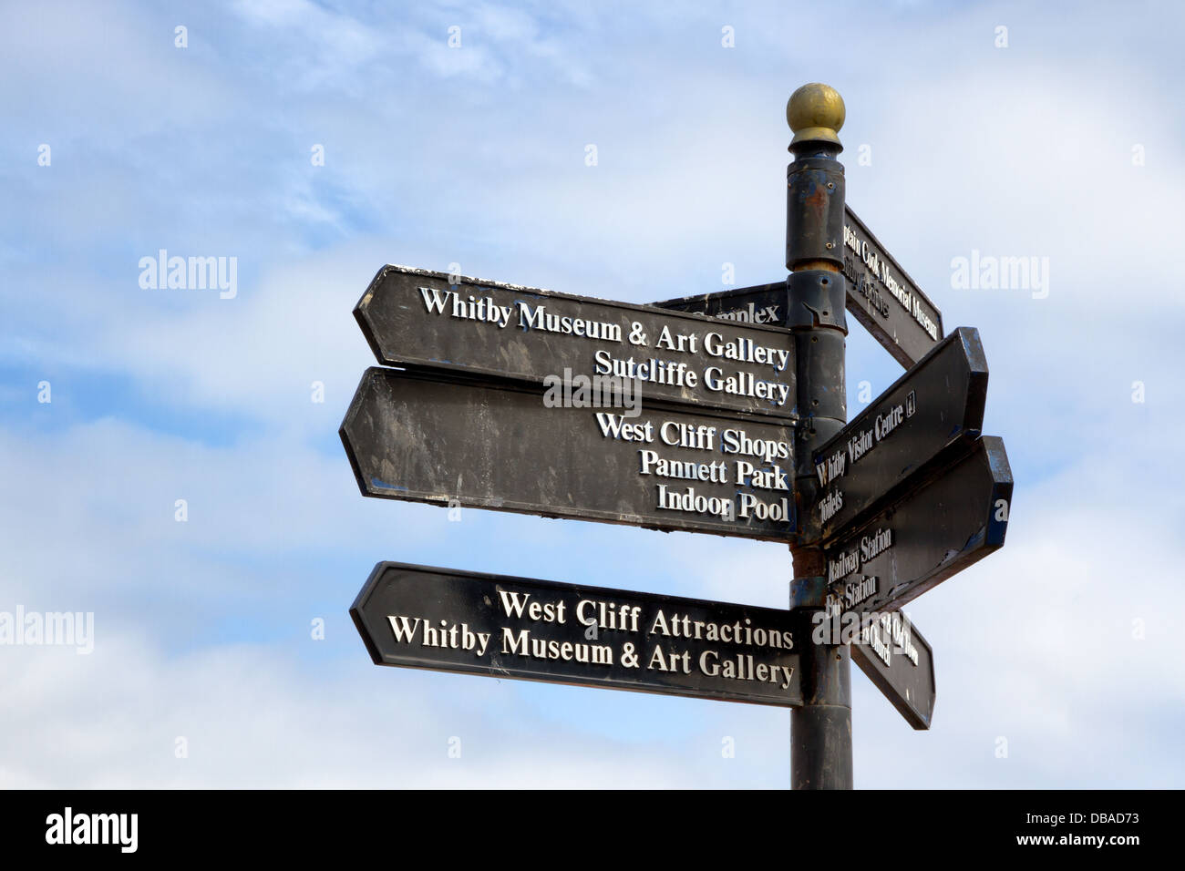 Direzionale fingerpost wayfinding segno a Whitby, North Yorkshire. Foto Stock