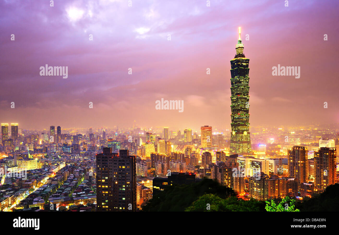 Taiwan, Taipei cityscape presso il distretto di Xinyi visto dalla montagna di elefante. Foto Stock