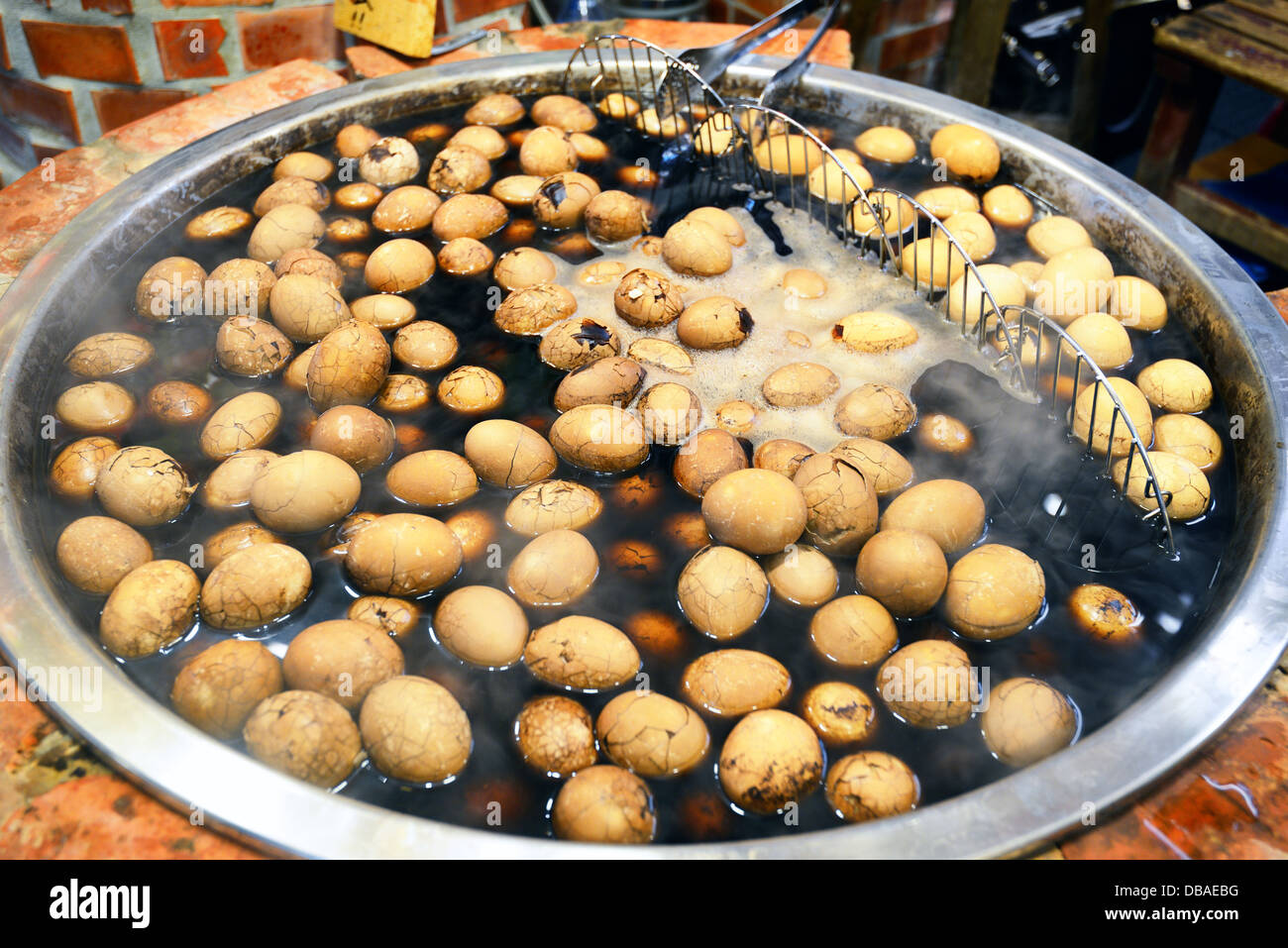 Bollire le uova in un mercato di Jiufen, Taiwan. Foto Stock