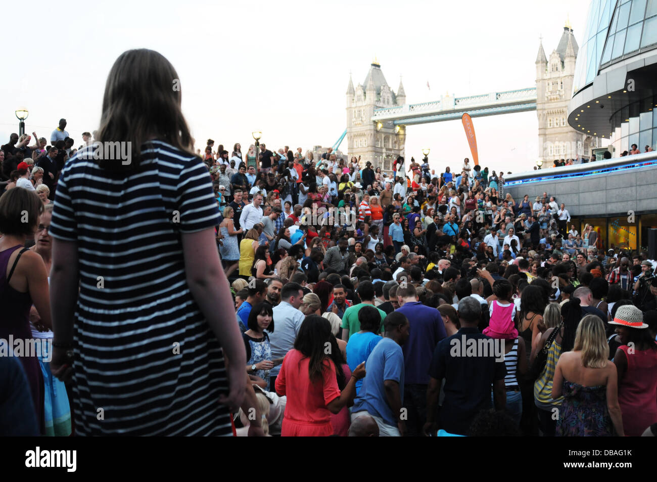 Londra, Regno Unito. 26 Luglio, 2013. La performance finale di quest'anno del festival di musica con special guest il leggendario Jim Mullen unire il nastro stasera.musica fantastica tutta la paletta è pack pieno di gente a ballare tutto il convogliatore e centinaia di più in attesa la fila per entrare. Una musica per fare vecchi giovani e di cuore e di una musica per rendere i giovani pieni di gioia e di musica per fare una giornata con la famiglia. Credito: Vedere Li/Alamy Live News Foto Stock