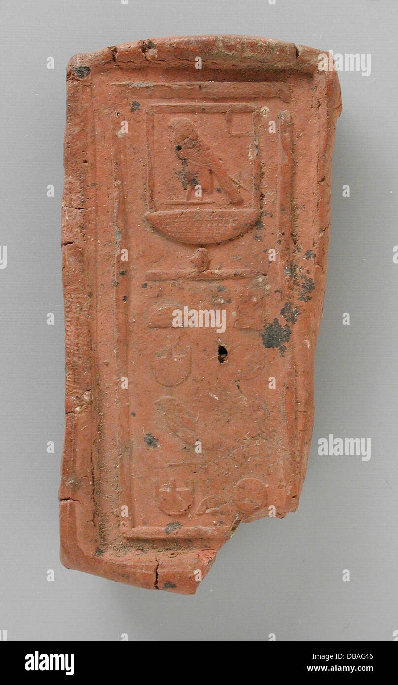 Un frammento di un'impronta di sigillo che porta il nome di Hathor, l'antica dea egiziana dell'amore e della musica, che riflette il simbolismo religioso e reale nell'arte egiziana. Foto Stock