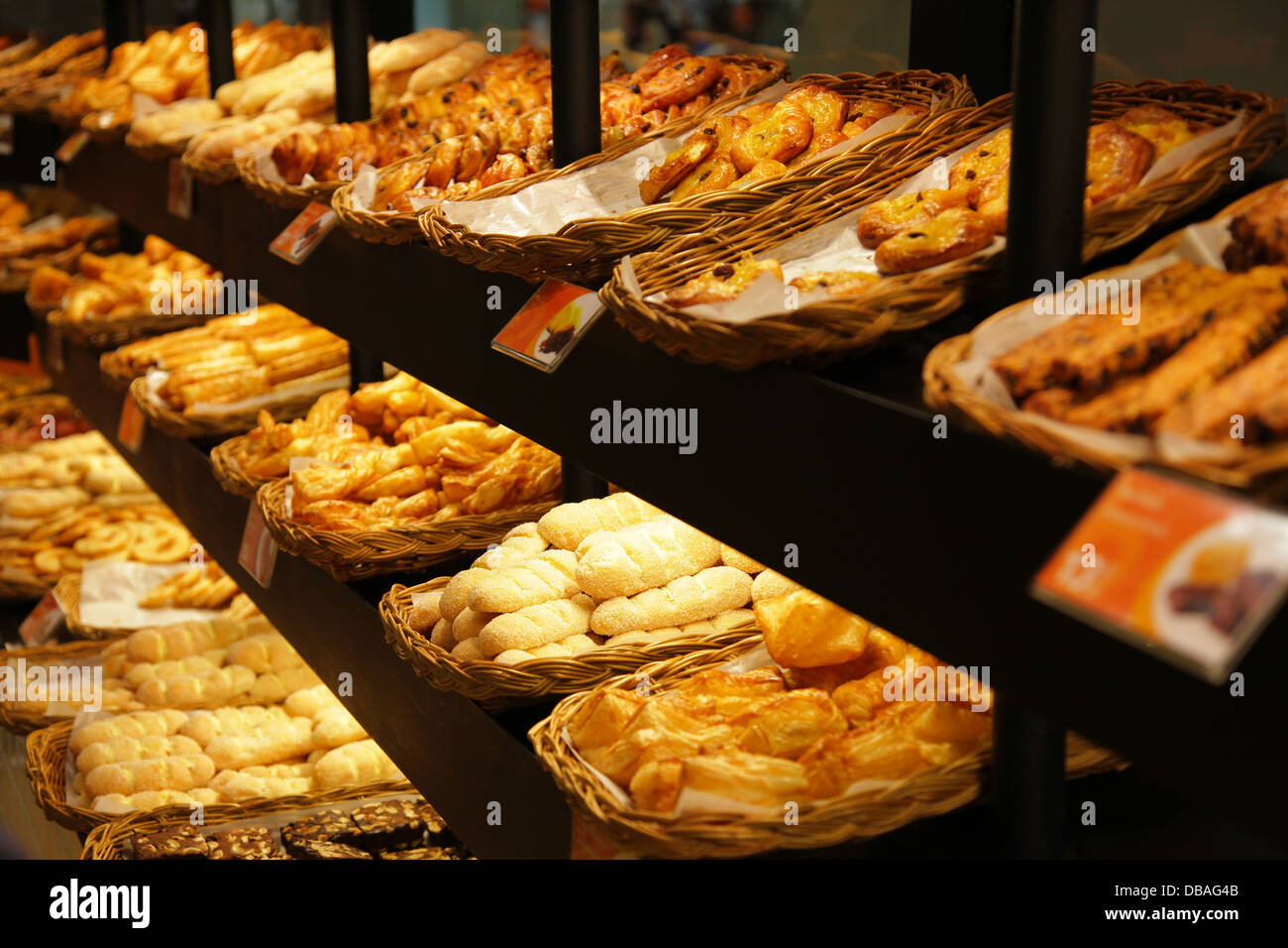 Vari tipo di pane sul ripiano in un panificio. Foto Stock Vari tipo di pane sul ripiano in un panificio. Foto Stock