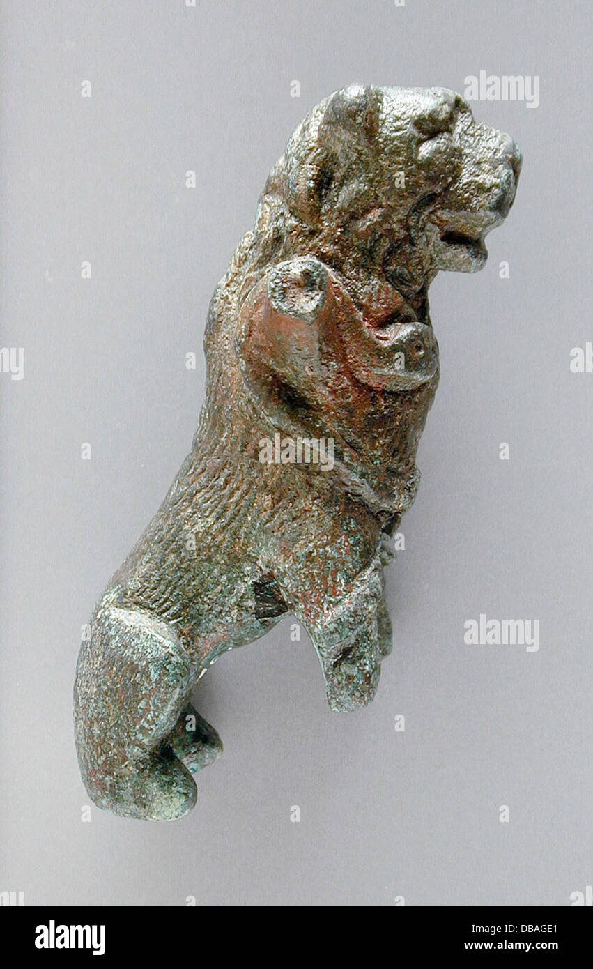 Questa statuetta di leone seduto con braccia umane, parte della collezione di LACMA, rappresenta una miscela di simbolismo umano e animale, che riflette l'esplorazione dell'arte antica di temi mitologici. Foto Stock