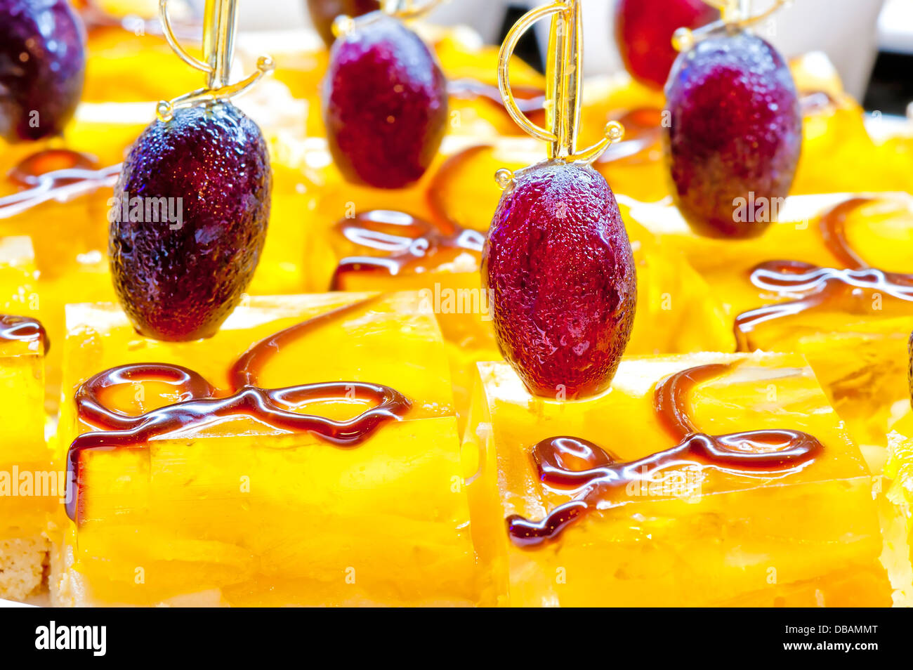 Il dessert con gelatine di frutta e uva su un bastone. Foto Stock