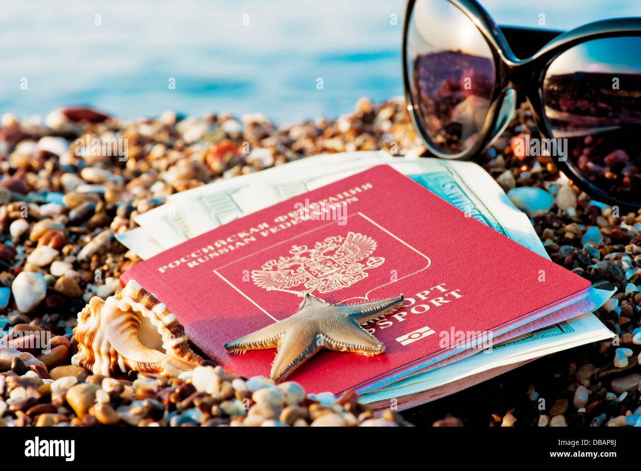 Ancora in viaggio con un passaporto russo nella sabbia sulla spiaggia Foto Stock