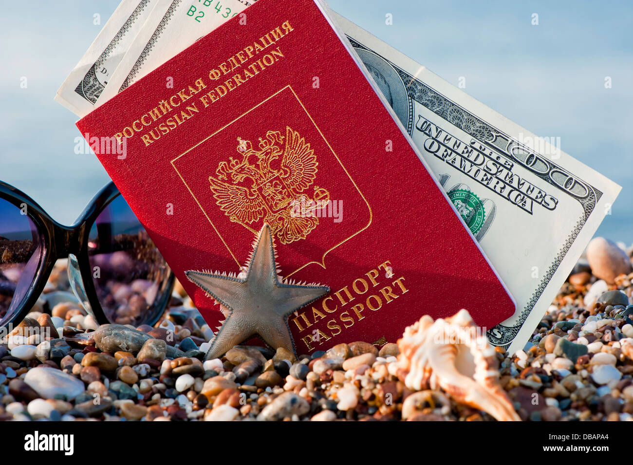 Ancora in viaggio con un passaporto russo nella sabbia sulla spiaggia Foto Stock
