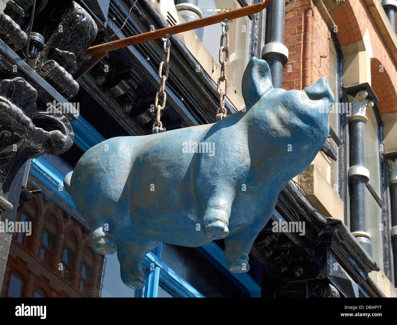 Il Blue Pig restaurant sign in Manchester REGNO UNITO Foto Stock