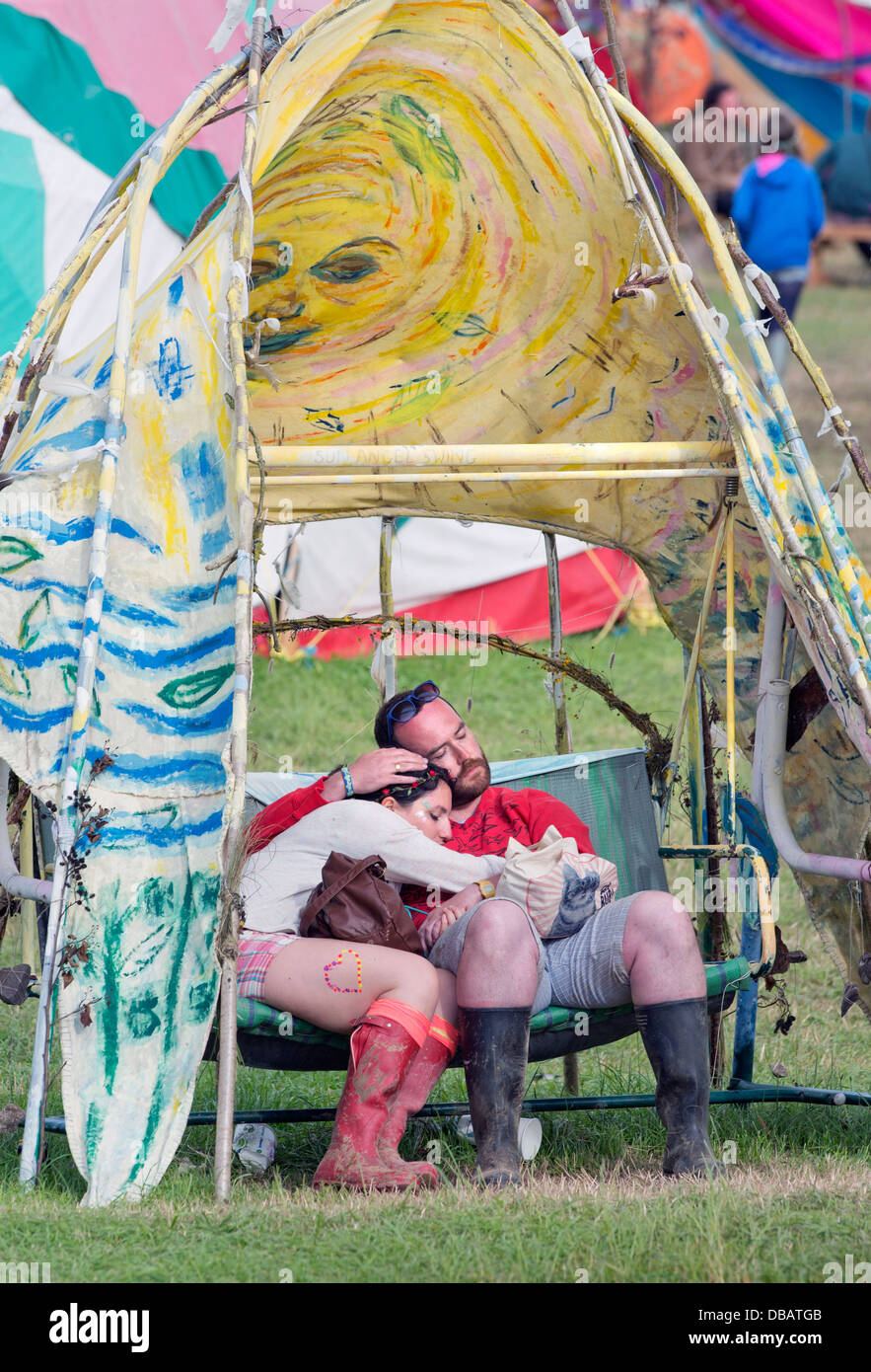 Glastonbury Festival 2013 - Un paio di relax nel campo di guarigione. Foto Stock