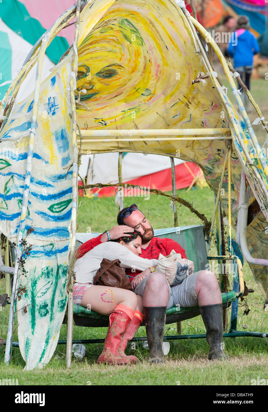 Glastonbury Festival 2013 - Un paio di relax nel campo di guarigione. Foto Stock