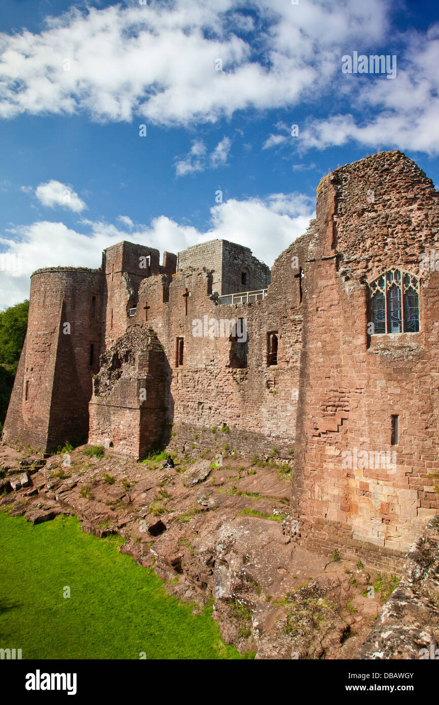 Il secco fossato circostante il castello di Goodrich rovine, Herefordshire, England, Regno Unito Foto Stock